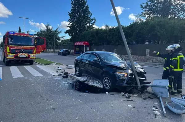 Accidente de tráfico en Boadilla: un coche impacta violentamente contra una farola