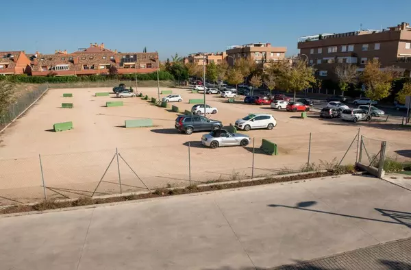 Boadilla da los primeros pasos para adecuar el aparcamiento terrizo ubicado junto al centro de salud de Gutiérrez Soto