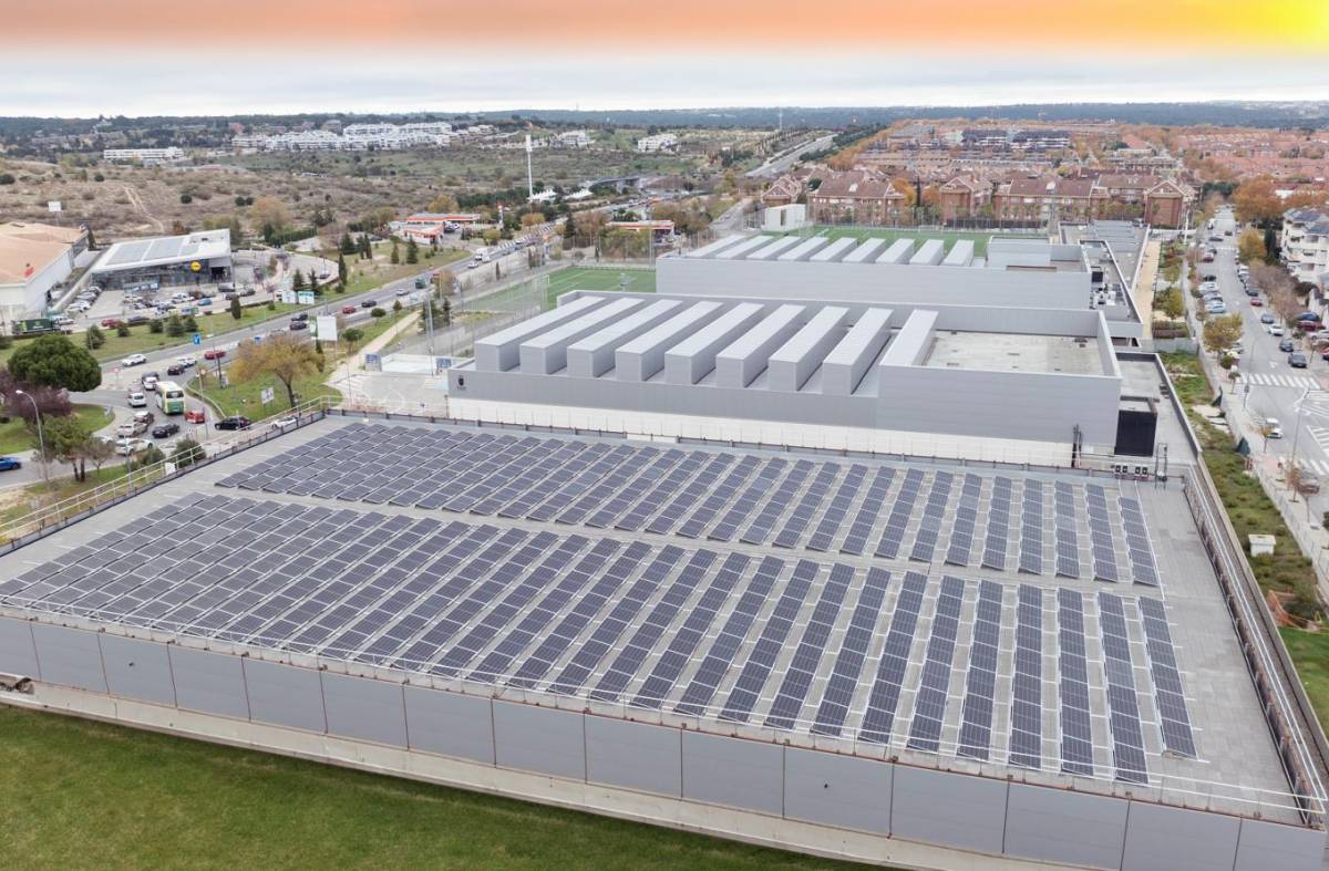 Finalizada la instalación de placas fotovoltaicas en el Complejo Deportivo Condesa de Chinchón