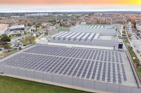 Finalizada la instalación de placas fotovoltaicas en el Complejo Deportivo Condesa de Chinchón