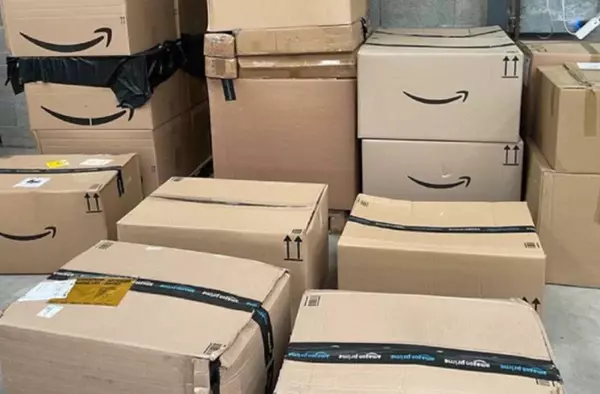 La Ciudad de la Imagen acoge un mercadillo de paquetes perdidos de Amazon, al peso por 2€