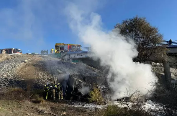 Grave accidente en la M-50: dos camiones tráiler se precipitan por un terraplén y se incendian 