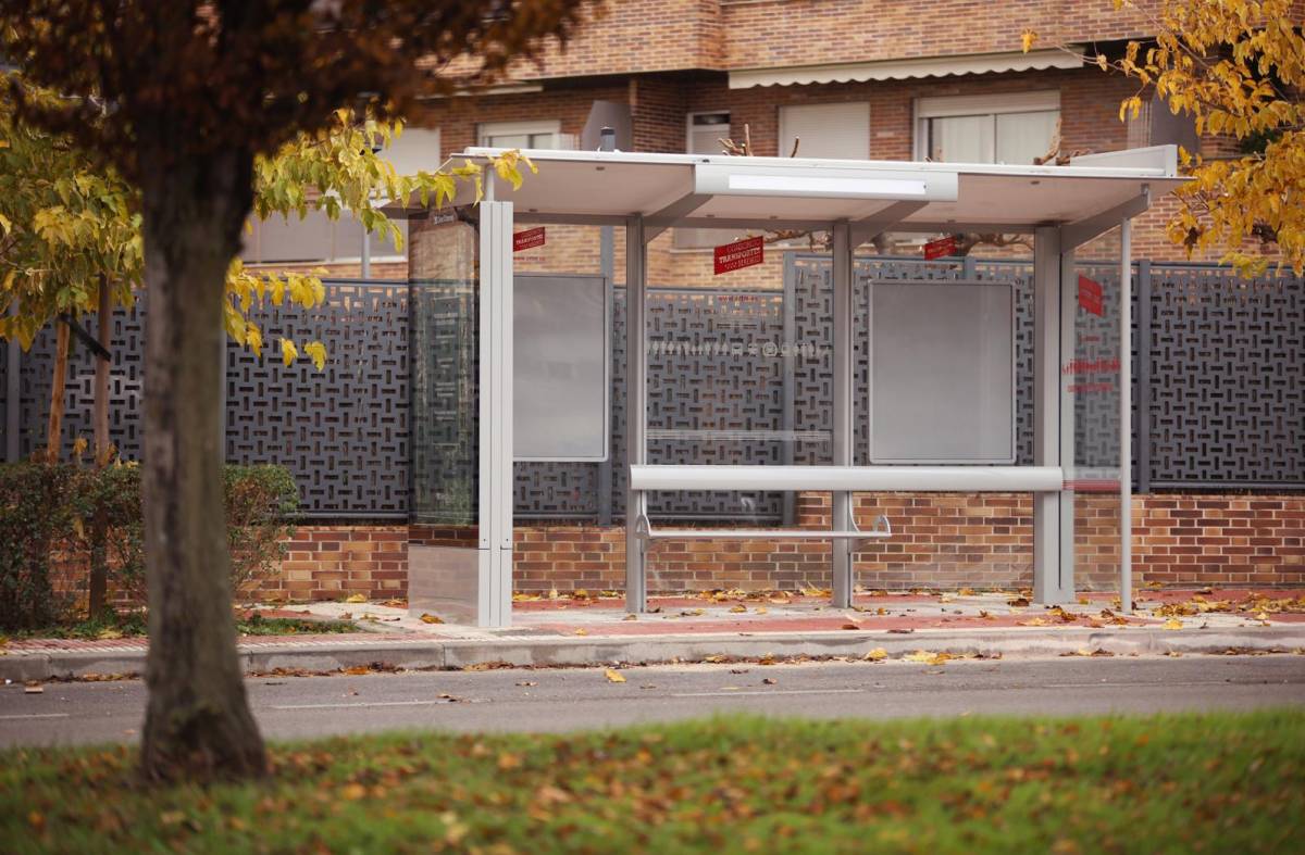 Boadilla moderniza las paradas de autobús con marquesinas inteligentes y mejor accesibilidad