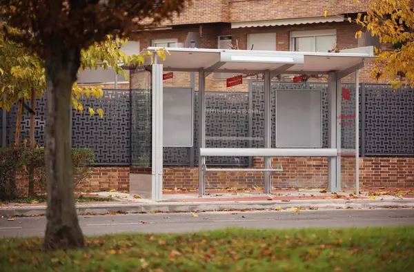 Boadilla moderniza las paradas de autobús con marquesinas inteligentes y mejor accesibilidad