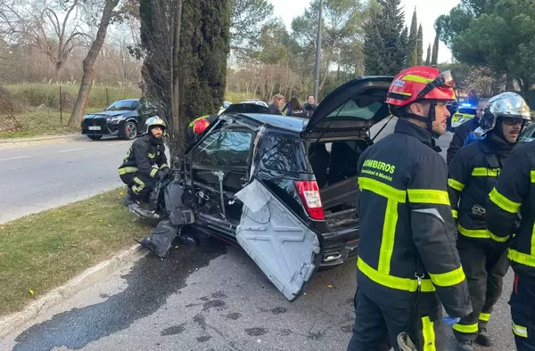 Impactante accidente de tráfico en Boadilla: un coche queda destrozado tras chocar contra un árbol