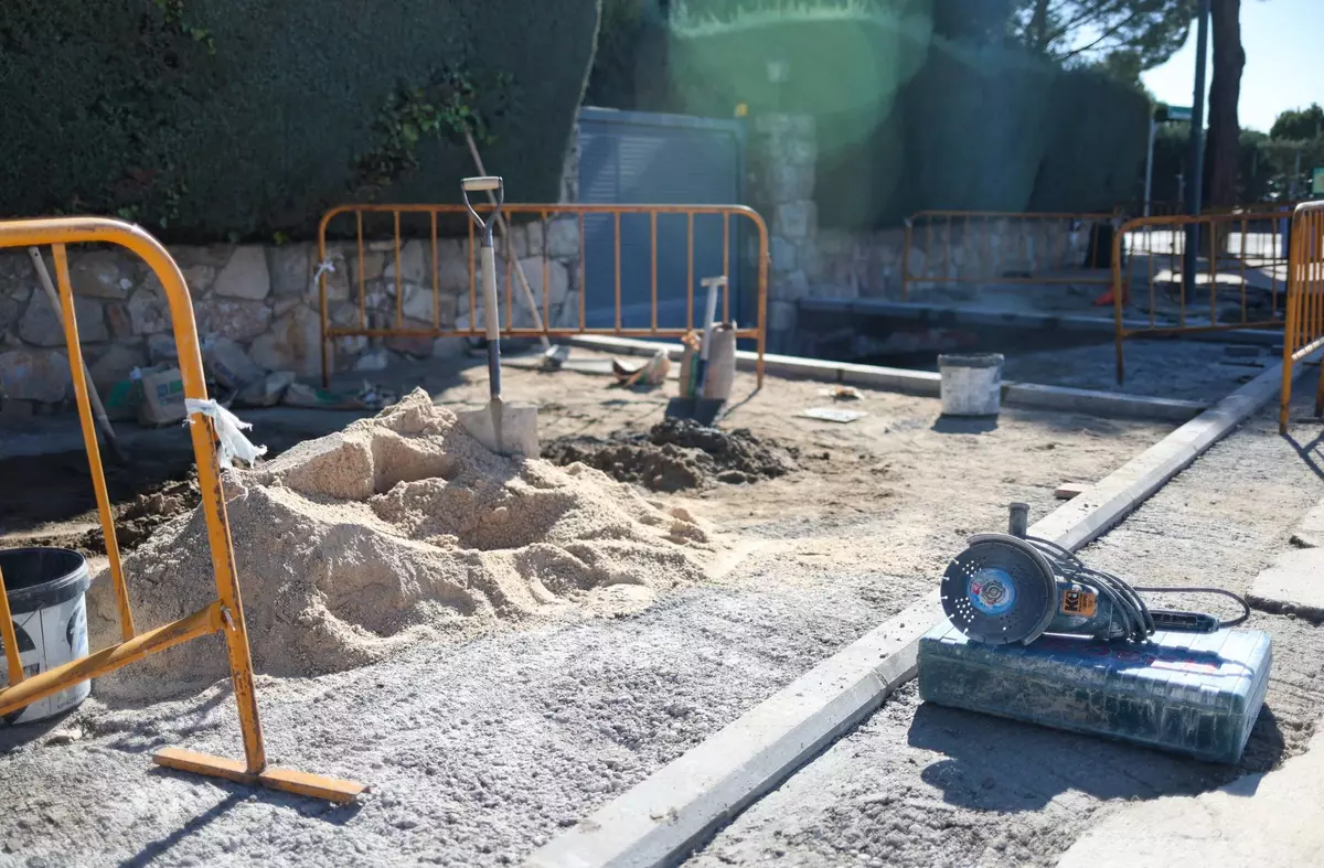 El Ayuntamiento de Boadilla concluye el acerado en Playa Castro Urdiales y comienza en Monte Aitana