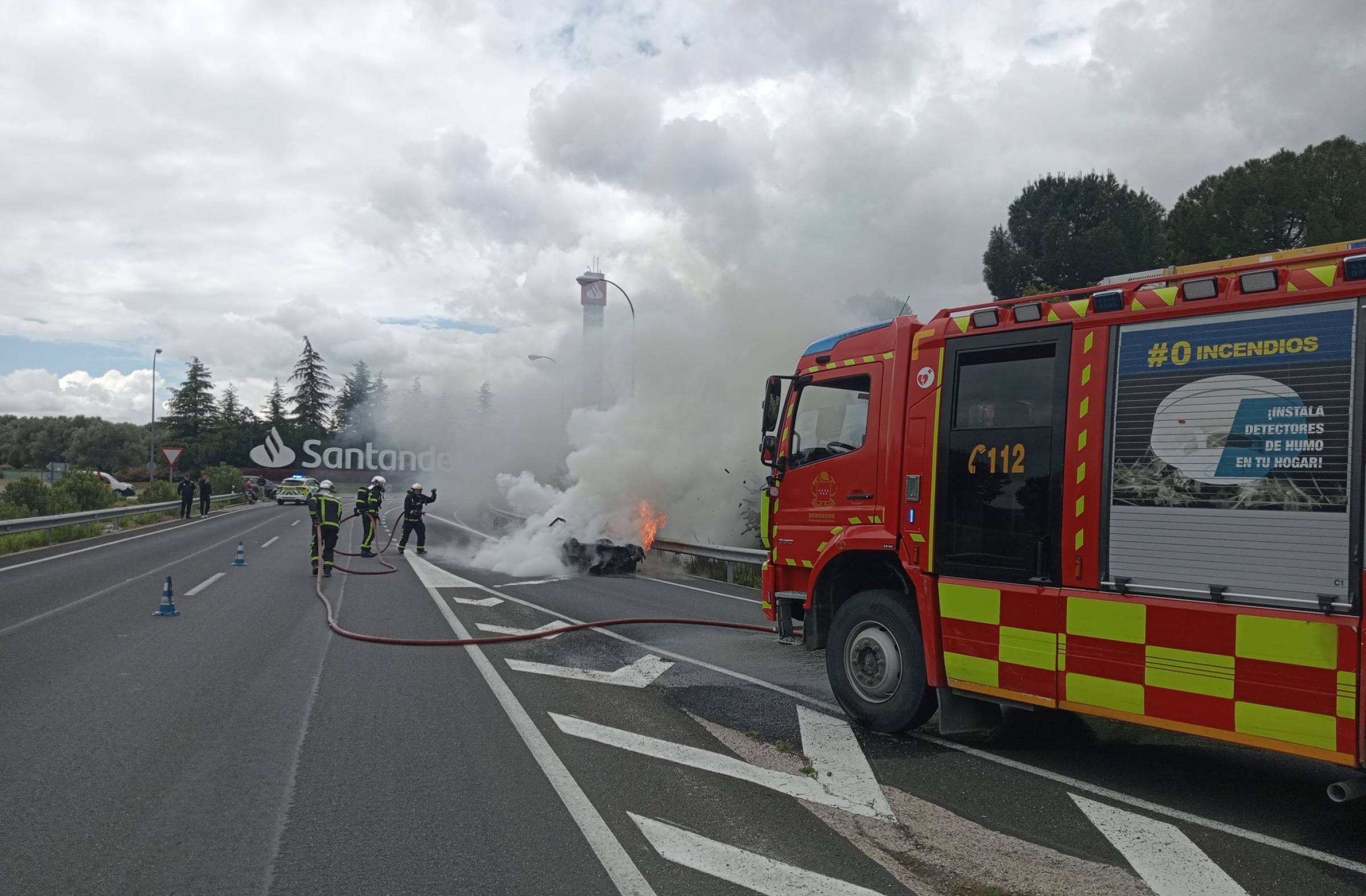El incendio de un coche en la salida de la M-501 en Boadilla moviliza a los servicios de emergencia