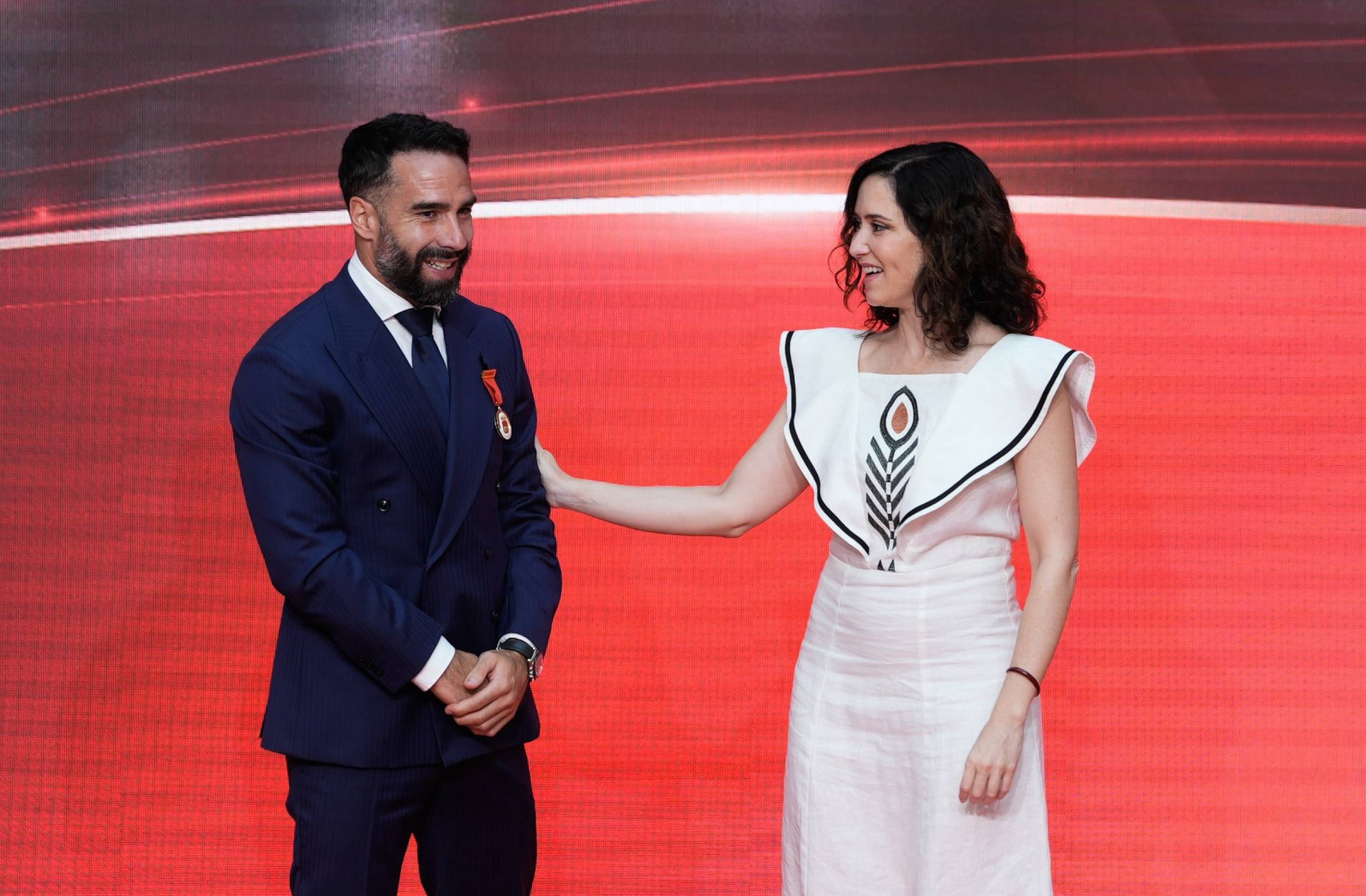 El futbolista Dani Carvajal, vecino de Boadilla, recibe la Medalla de Oro de la Comunidad de Madrid