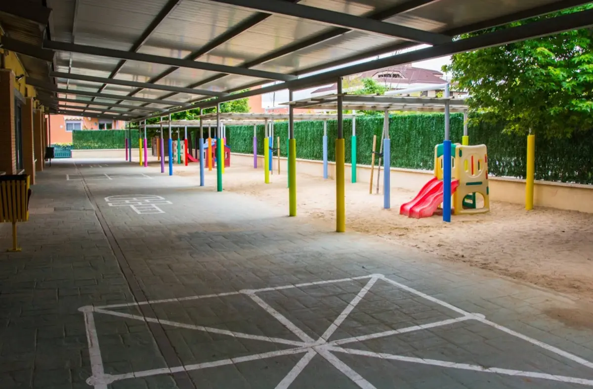Patios y bibliotecas de los colegios públicos madrileños estarán abiertos por las tardes para todos los niños desde el próximo curso