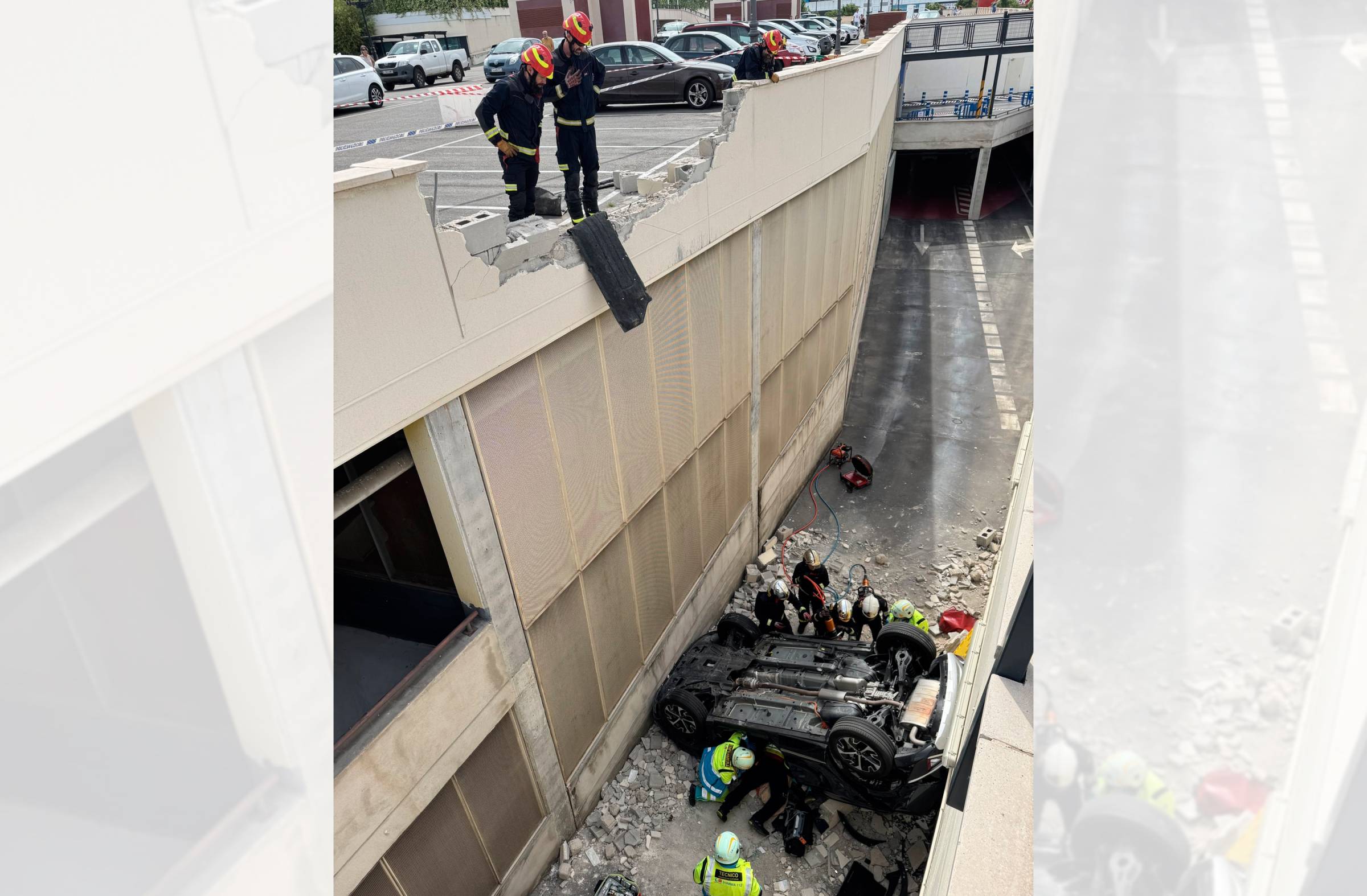 Una mujer atrapada en su vehículo tras precipitarse desde 8m de altura en Majadahonda