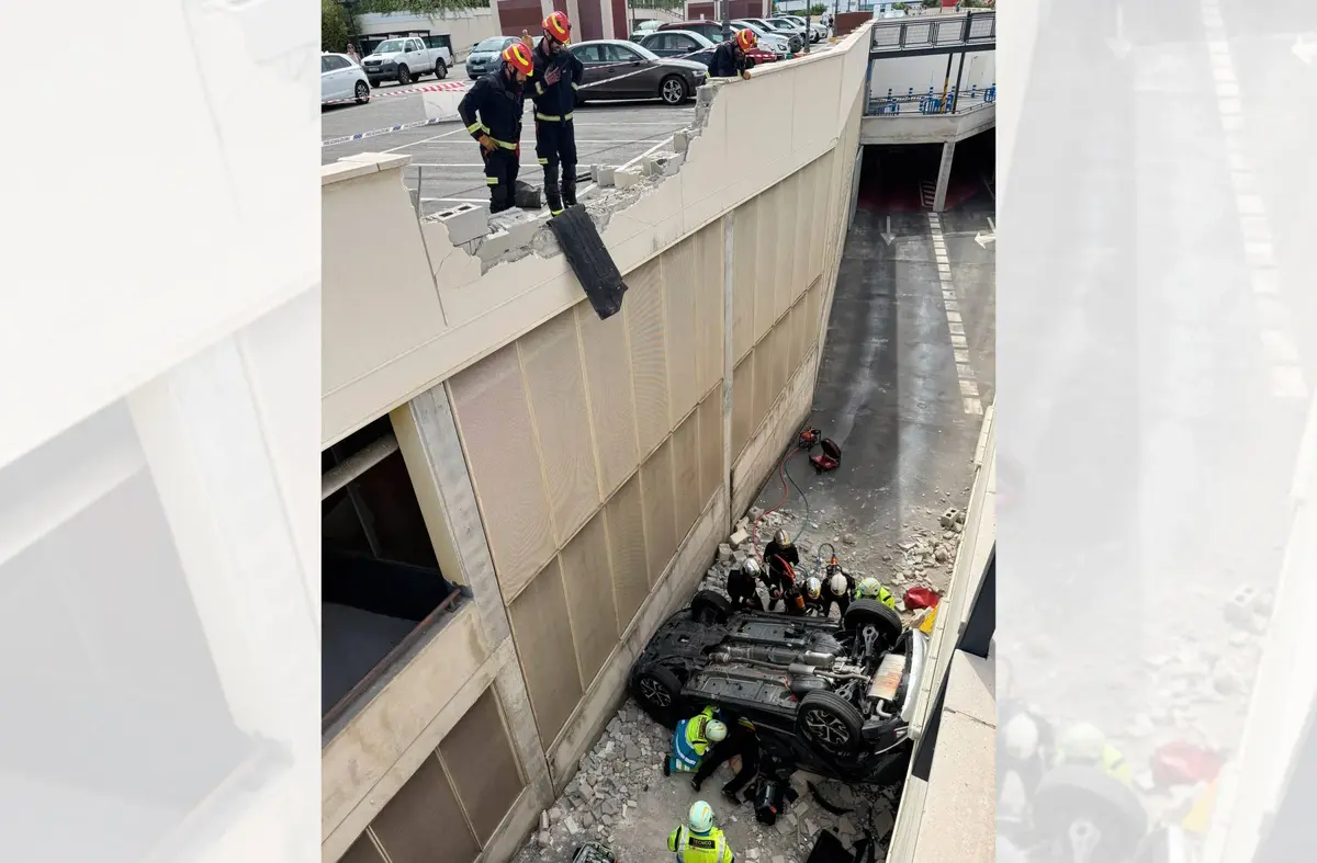 Una mujer atrapada en su vehículo tras precipitarse desde 8m de altura en Majadahonda