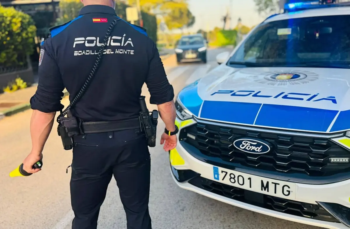 Agentes de la Policía Local de Boadilla asisten a una mujer mientras daba a luz en su domicilio