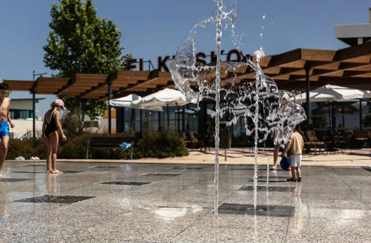 La fuente de chorros del parque Miguel Ángel Blanco de Boadilla ya está abierta todos los días 