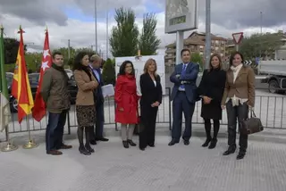 El alcalde visita una de las últimas actuaciones del Plan Boadilla sin Barreras