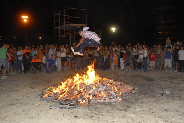 Los boadillenses reciben al verano con la tradicional Hoguera de San Juan