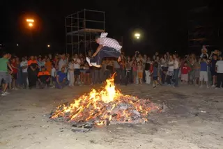 Los boadillenses reciben al verano con la tradicional Hoguera de San Juan
