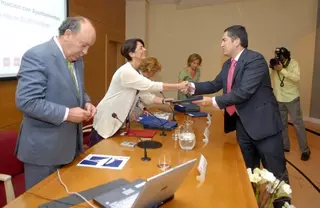 El Alcalde firma un convenio con la consejera de Empleo y Mujer para realizar cursos de formación profesional en Boadilla