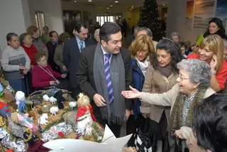 El alcalde visita los belenes participantes en el tradicional concurso navideño