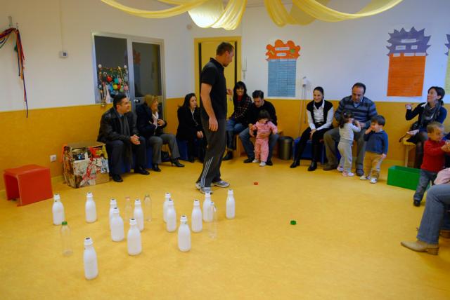El Alcalde participa en un taller de reciclaje de materiales de la escuela infantil Achalay