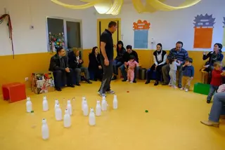 El Alcalde participa en un taller de reciclaje de materiales de la escuela infantil Achalay