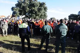 Los vecinos de Boadilla del Monte realizan una gran batida por el Monte en busca de su vecina María