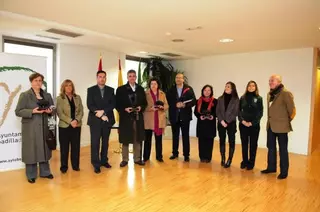 El Ayuntamiento rinde homenaje a los maestros que se jubilan este año