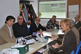 El candidato socialista a la alcaldía Pablo Nieto, se reúne con los representantes de la sociedad civil de Boadilla.