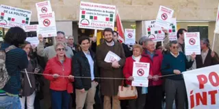 Concentración de vecinos en Boadilla del Monte para reclamar el fin de la corrupción en el municipio y la disolución del Ayuntamiento
