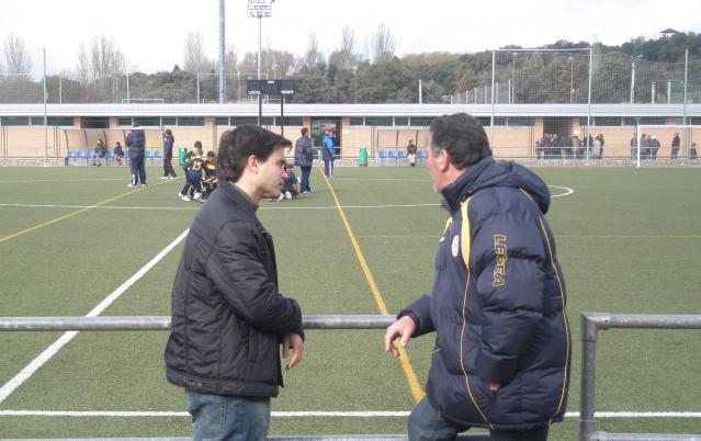 El candidato socialista a la Alcaldía Pablo Nieto visita el club de fútbol Nuevo Boadilla.
