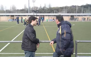 El candidato socialista a la Alcaldía Pablo Nieto visita el club de fútbol Nuevo Boadilla.
