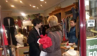 El candidato socialista a la Alcaldía Pablo Nieto visita los comercios de Boadilla para celebrar el día Internacional de la mujer trabajadora.