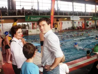 Pablo Nieto asiste al trofeo escolar de natación en Boadilla