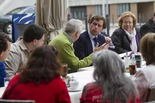 Antonio González Terol se reúne con los jugadores del equipo de fútbol de DISFABO y sus familias