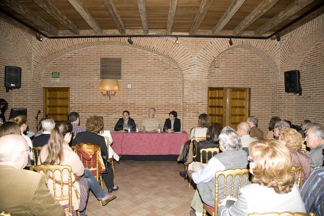 Más de 150 vecinos de Boadilla arropan la presentación de la plataforma de apoyo a Pablo Nieto