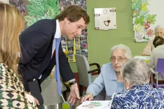González Terol visita las residencias de mayores de Boadilla

