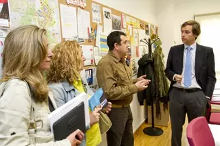 Antonio González Terol visita el Centro de Servicios Sociales de Boadilla