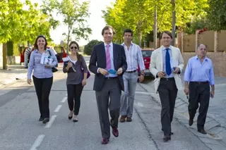 González Terol recorre la urbanización del Olivar de Mirabal informando puerta a puerta a sus vecinos