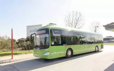 Línea de autobús regular para universidades