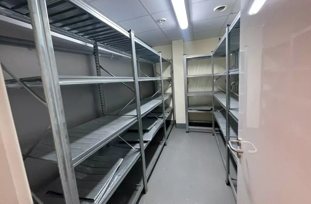 Nave en venta en avenida principal.