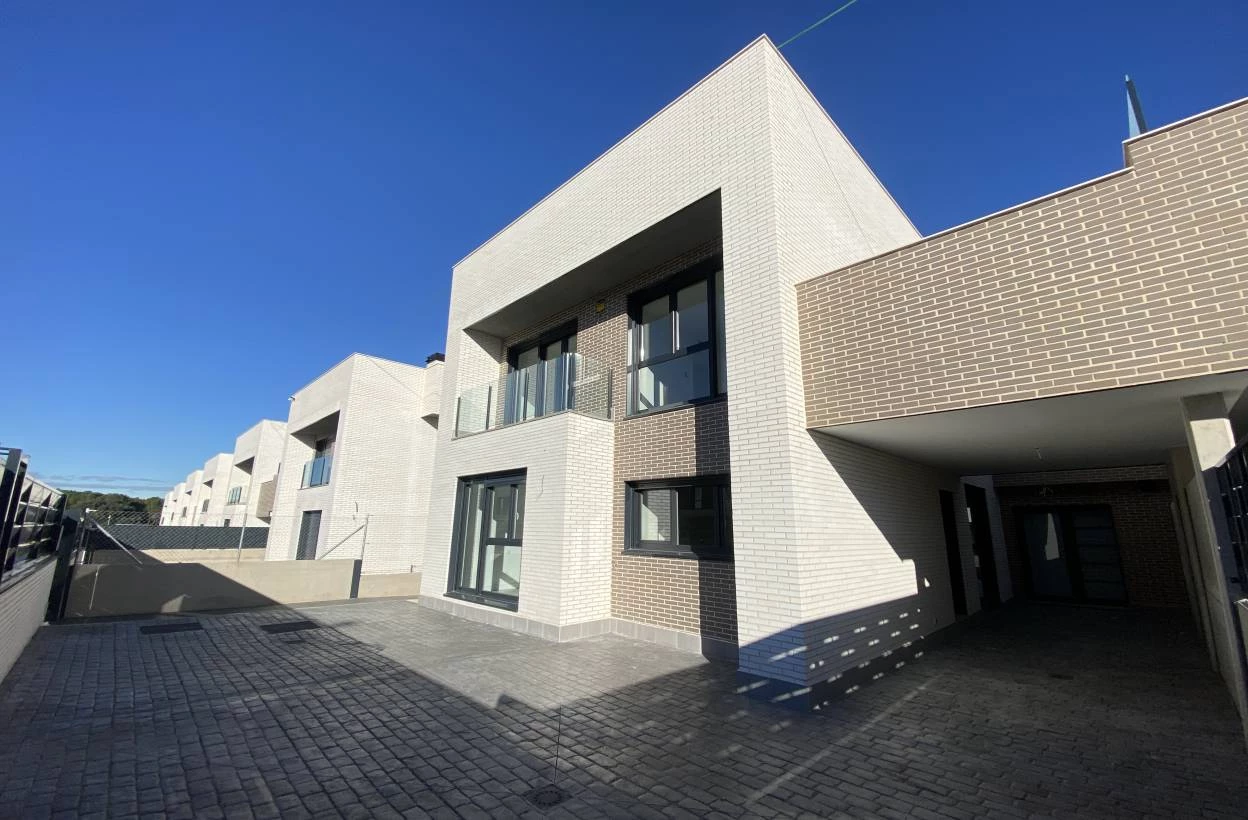Se alquila chalet de Obra nueva en Urb. Monte de la Villa