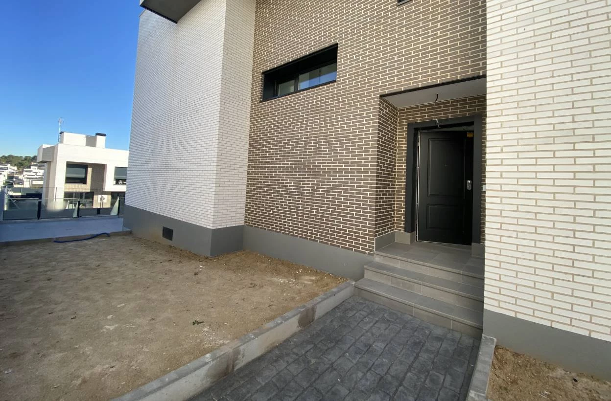 Se alquila chalet de Obra nueva en Urb. Monte de la Villa