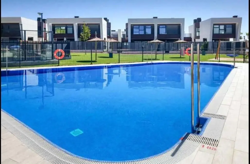 Chalet pareado en venta en El Olivar de Mirabal