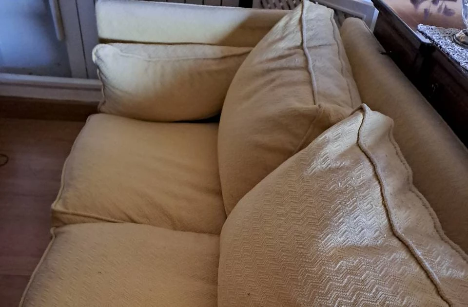 Sillón amarillo de 2 plazas