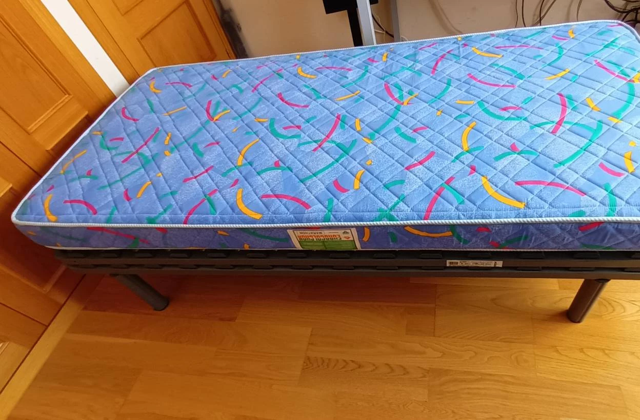 Dos camas 90 con cabecero y mesilla