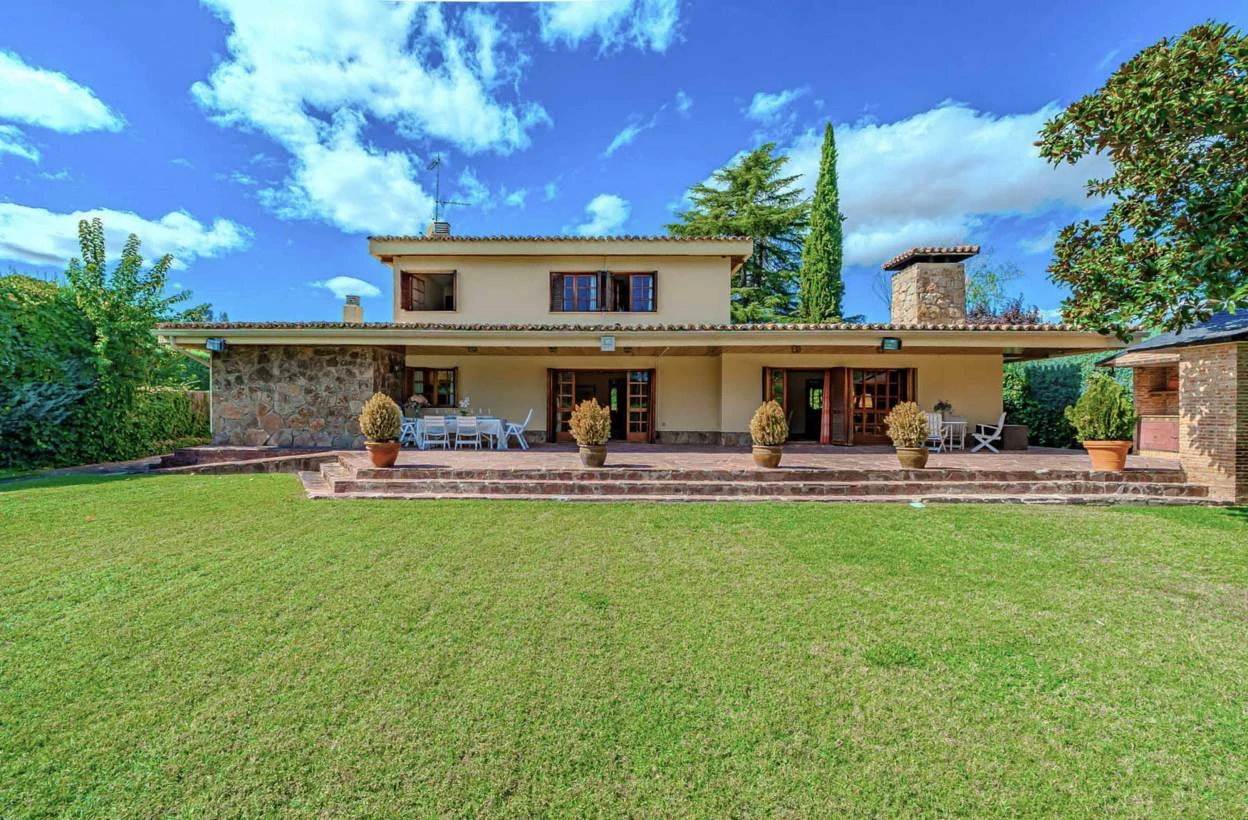 EN LA MEJOR UBICACIÓN DE VILLAFRANCA Y CON LA MEJOR ORIENTACIÓN EN PORCHES, SALONES Y DORMITORIOS