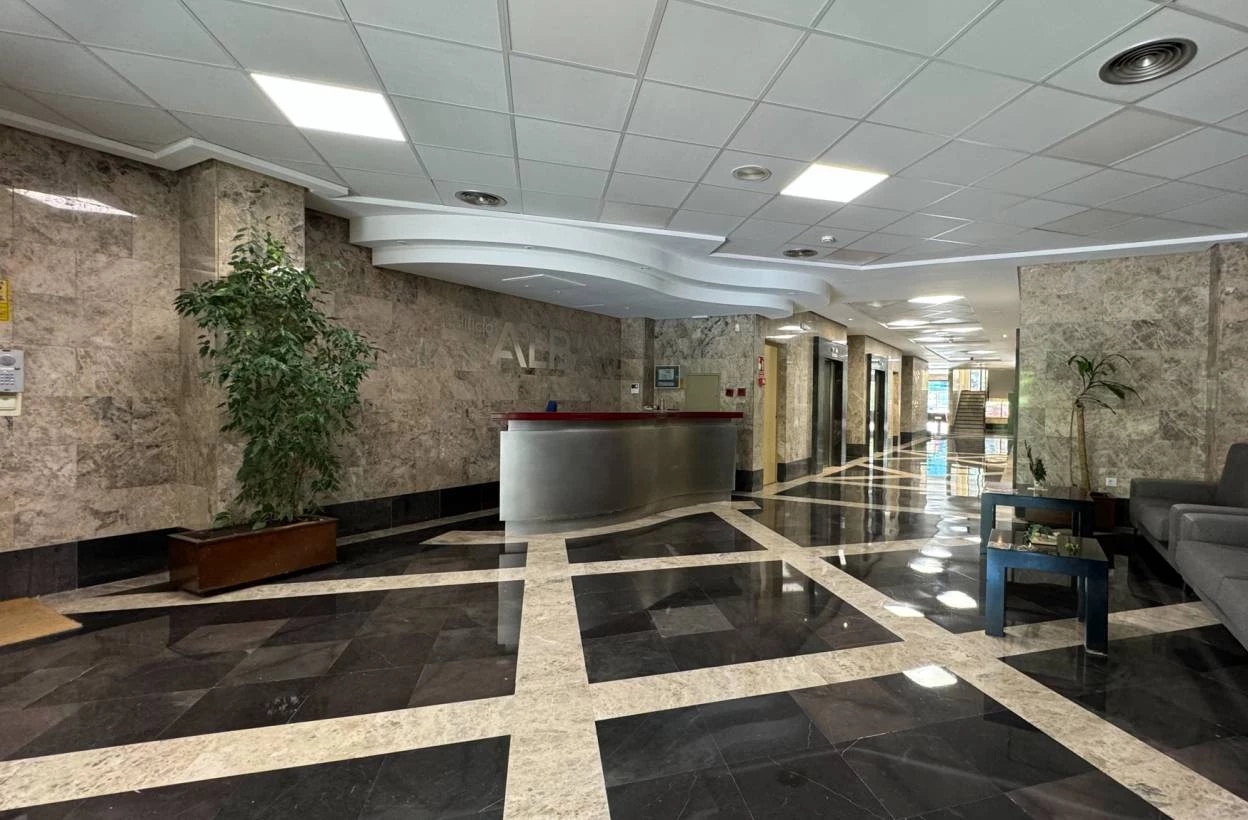 OFICINA DE  APROX. 110M2 , ESTUPENDA UBICACIÓN en EDIFICIO MODERNO 