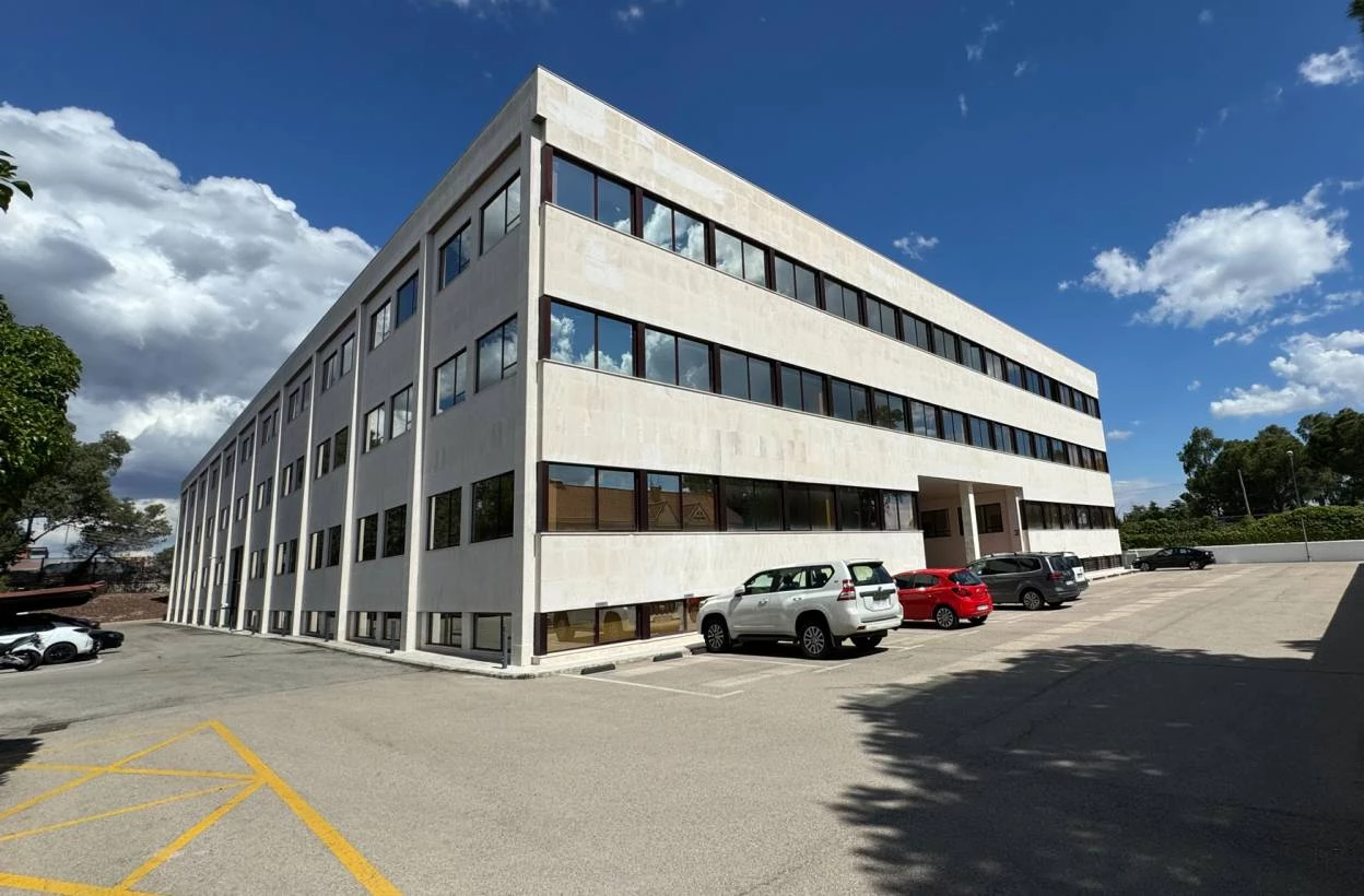 OFICINA DE  APROX. 110M2 , ESTUPENDA UBICACIÓN en EDIFICIO MODERNO 