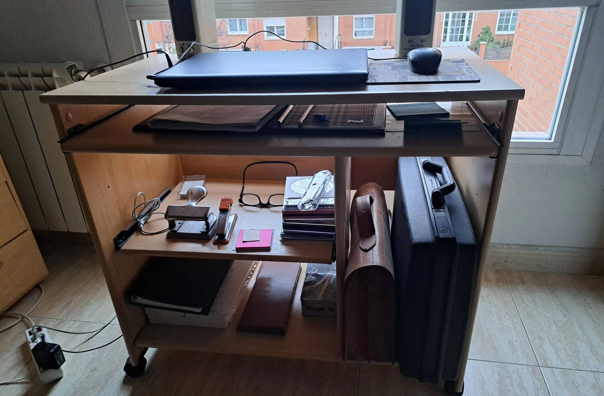 Mesa auxiliar de oficina de madera.  