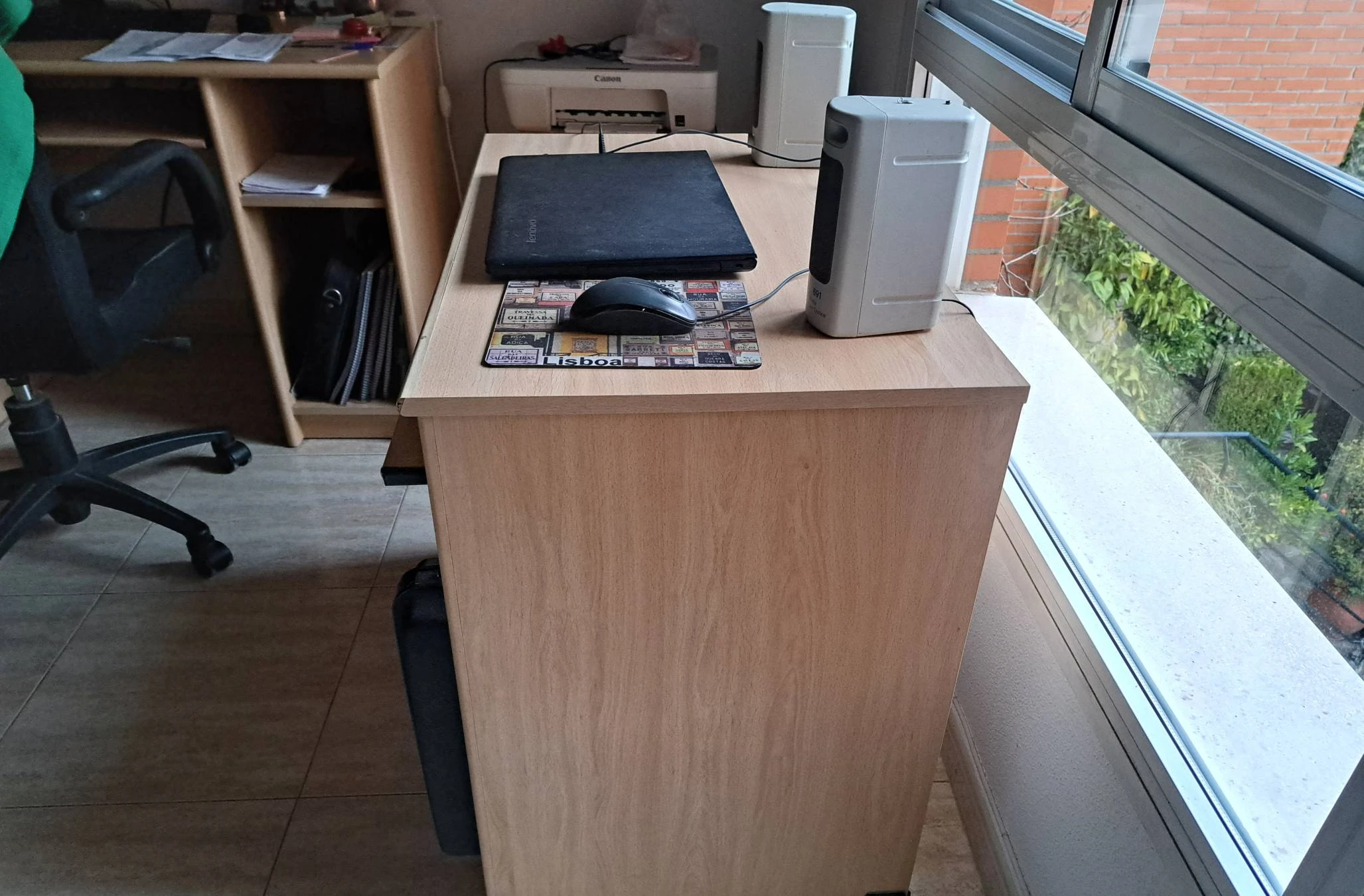 Mesa auxiliar de oficina de madera.  