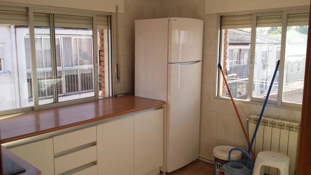 Piso luminoso 75m2 y muy bien situado en Pozuelo de Alarcón, junto al ayuntamiento, consta de: salón, cocina amueblada,  3 dormitorios-dos pequeños y uno de matrimonio con acceso a pequeña terraza- y 1 baño completo. Gas natural, sin amueblar, todo exterior. 2 meses de fianza. . 2ª y última planta sin ascensor. Sin vecinos en planta. Recién reformado. Abstenerse si no se tiene contrato fijo. 780 eur/mes